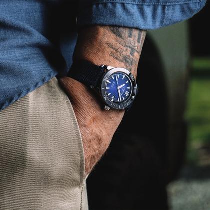 Union Glashütte Noramis Datum Sport Automatik Edelstahl 42mm blaues Zifferblatt Metallband und Textilband – Herrenuhren Uhr mit Datum aus Edelstahl und Keramik. Das Gehäuse ist rund und silber. Das Edelstahlarmband ist silber. Das Zifferblatt ist arabisch Index und blau. – Ansicht 5