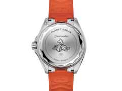 Omega Seamaster Planet Ocean 600M Automatik Edelstahl 42mm schwarzes Zifferblatt orange Keramiklünette oranges Kautschukband – Herrenuhren Uhr ohne Datum aus Edelstahl und Keramik. Das Gehäuse ist rund und silber. Das Kautschuk / Kunststoff / Silikon Armband ist orange. Das Zifferblatt ist arabisch Index und schwarz. – Ansicht 2