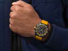 Breitling Endurance Pro 44 Chronograph Quarz Breitlight schwarzes Zifferblatt gelbes Kautschukband – Herrenuhren Chronograph aus Sonstiges. Das Gehäuse ist rund und schwarz. Das Kautschuk / Kunststoff / Silikon Armband ist gelb. Das Zifferblatt ist arabisch und schwarz. – Ansicht 5
