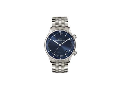Sinn Spezialuhren 6033 B Frankfurter Finanzplatzuhr Limited Edition Automatik Edelstahl 34mm blaues Zifferblatt Metallband – Herrenuhren Uhr mit Datum aus Edelstahl. Das Gehäuse ist rund und silber. Das Edelstahlarmband ist silber. Das Zifferblatt ist arabisch Index und blau.