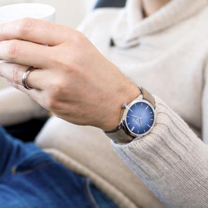 H. Moser & Cie. Endeavour Centre Seconds Automatic Funky Blue Weißgold 40mm blaues Zifferblatt braunes Lederband – Herrenuhren Uhr ohne Datum aus 750 Weißgold. Das Gehäuse ist rund und silber. Das Lederarmband ist braun. Das Zifferblatt ist ein Index in blau. – Ansicht 4