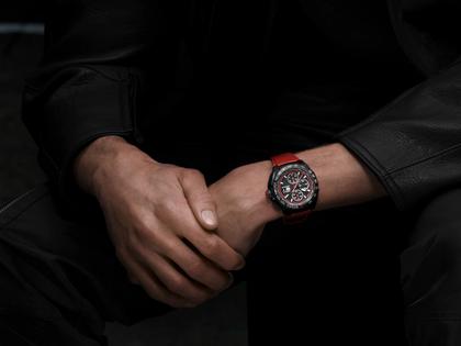 TAG Heuer Formula 1 Chronograph Automatik Titan 44mm Schwarz-DLC schwarzes Zifferblatt rotes Kautschukband – Herrenuhren Chronograph aus Aluminium, DLC beschichtet, Kautschuk und Titan. Das Gehäuse ist rund und schwarz. Das Kautschuk / Kunststoff / Silikon Armband ist rot. Das Zifferblatt ist ein Index in schwarz. – Ansicht 5