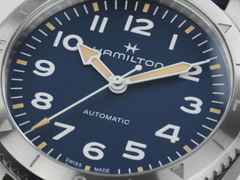 Hamilton Khaki Field Expedition Automatik Edelstahl 41mm blaues Zifferblatt blaues Textilband – Herrenuhren Uhr ohne Datum aus Edelstahl. Das Gehäuse ist rund und silber. Das Textilarmband ist blau. Das Zifferblatt ist ein Index in blau. – Ansicht 4