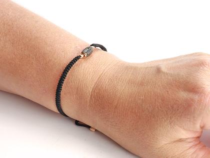 Jörg Heinz Makramee-Armband schwarz 17cm Tönnchen aus Rotgold mit Brillanten 0,462ct – Armschmuck Armband in schwarz und aus 750 Rotgold. – Ansicht 3