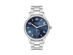 Nomos Glashütte Club Sport neomatik 42 Datum Automatik Edelstahl 42mm blaues Zifferblatt Metallband – Herrenuhren Uhr mit Datum aus Edelstahl. Das Gehäuse ist rund und silber. Das Edelstahlarmband ist silber. Das Zifferblatt ist arabisch Index und blau.
