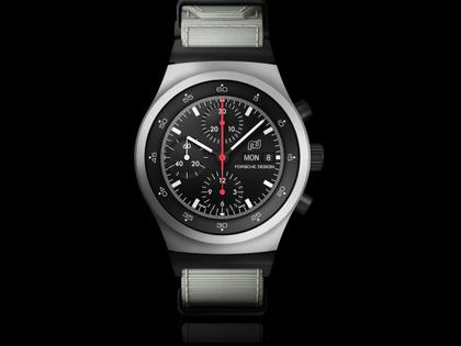 Porsche Design Chronograph 1 - 1972 Limited Edition GP 2023 – Herrenuhren Chronograph aus Titan. Das Gehäuse ist rund und silber. Das Textilarmband ist weiß. Das Zifferblatt ist ein Index in schwarz. – Ansicht 6