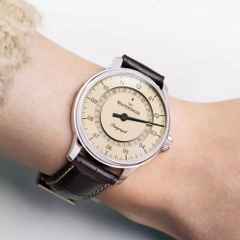 MeisterSinger Perigraph 38 Automatik Edelstahl elfenbeinfarben Lederband dunkelbraun – Herrenuhren Uhr mit Datum aus Edelstahl und Leder. Das Gehäuse ist rund und silber. Das Lederarmband ist braun. Das Zifferblatt ist arabisch und beige. – Ansicht 4