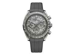 Omega Speedmaster Grey Side of the Moon Apollo 8 Chronograph Handaufzug Edelstahl 44mm graues Zifferblatt graues Kautschukband – Herrenuhren Chronograph aus Aluminium, Kautschuk und Keramik. Das Gehäuse ist rund und grau. Das Kautschuk / Kunststoff / Silikon Armband ist grau. Das Zifferblatt ist ein Index in grau.