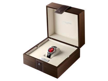 Longines Conquest Heritage "Year of the Snake" Limited Edition Automatik Edelstahl 40mm rotes Zifferblatt schwarzes Lederband – Herrenuhren Uhr ohne Datum aus Edelstahl. Das Gehäuse ist rund und silber. Das Lederarmband Kroko / Alligator ist schwarz. Das Zifferblatt ist ein Index in rot. – Ansicht 5