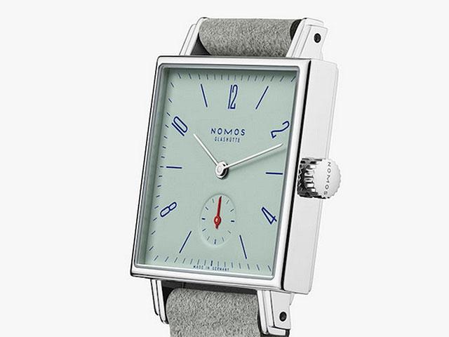 Nomos Glashütte Tetra Petit Four Matcha Handaufzug Edelstahl 29mm grünes Zifferblatt graues Lederband Stahlboden – Damenuhren Uhr ohne Datum aus Edelstahl. Das Gehäuse ist quadratisch und silber. Das Lederarmband ist grau. Das Zifferblatt ist arabisch Index und grün. – Ansicht 3