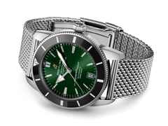 Breitling Superocean Heritage B20 Automatic 42 Edelstahl grünes Zifferblatt Metallband – Herrenuhren Uhr mit Datum aus Edelstahl und Keramik. Das Gehäuse ist rund und silber. Das Edelstahlarmband ist silber. Das Zifferblatt ist ein Index in grün. – Ansicht 2