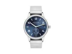 Nomos Glashütte Club Sport neomatik 42 Datum Automatik Edelstahl 42mm blaues Zifferblatt Metallband Sport – Herrenuhren Uhr mit Datum aus Edelstahl. Das Gehäuse ist rund und silber. Das Edelstahlarmband ist silber. Das Zifferblatt ist arabisch Index und blau.
