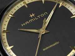Hamilton Jazzmaster Auto Edelstahl PVD-Schwarz 36mm schwarzes Zifferblatt schwarzes Lederband – Herrenuhren Uhr ohne Datum aus Edelstahl, Leder und PVD beschichtet. Das Gehäuse ist rund und schwarz. Das Lederarmband ist schwarz. Das Zifferblatt ist ein Index in schwarz. – Ansicht 4
