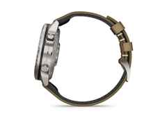 Garmin MARQ Adventurer Gen 2 Damascus Steel Edition digital Damaszenerstahl 46mm braunes Lederband – Herrenuhren Uhr Multifunktion aus Damaststahl. Das Gehäuse ist rund und silber. Das Lederarmband ist braun. Der Zifferblatt ist digital. – Ansicht 3