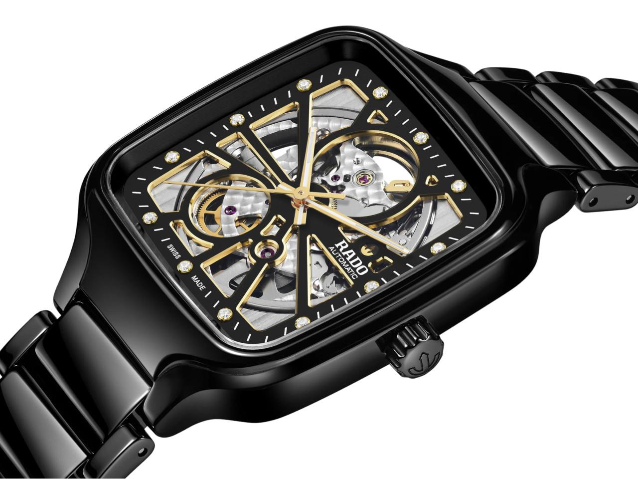 Rado True Square Open Heart Automatik Keramik 38mm schwarzes Zifferblatt schwarzes Keramikband – Herrenuhren Uhr ohne Datum aus Keramik und Titan. Das Gehäuse ist quadratisch und schwarz. Das Keramikarmband ist schwarz. Das Zifferblatt ist skelettiert und schwarz. – Ansicht 2