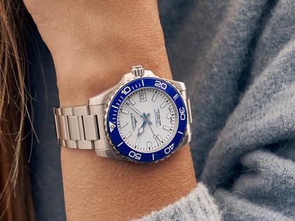 Longines HydroConquest Sylt Edition 2026 Automatik Edelstahl 39mm weißes Zifferblatt Metallband – Herrenuhren Uhr mit Datum aus Edelstahl und Keramik. Das Gehäuse ist rund und silber. Das Edelstahlarmband ist silber. Das Zifferblatt ist ein Index in weiß. – Ansicht 17