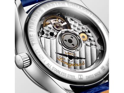 Longines Master Collection Automatik Edelstahl 34mm weißes Perlmutt-Zifferblatt mit Diamanten blaues Lederband – Damenuhren Uhr mit Datum aus Edelstahl und Leder. Das Gehäuse ist rund und silber. Das Lederarmband Kroko / Alligator ist blau. Das Zifferblatt ist ein Index in weiß. – Ansicht 3