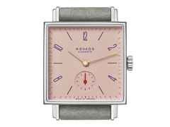 Nomos Glashütte Tetra Petit Four Perle Handaufzug Edelstahl 29mm rosafarbenes Zifferblatt graues Lederband Glasboden – Damenuhren Uhr ohne Datum aus Edelstahl. Das Gehäuse ist quadratisch und silber. Das Lederarmband ist grau. Das Zifferblatt ist arabisch Index und rosa. – Ansicht 5