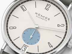 Nomos Glashütte Tangente 38 Datum "175 Years Watchmaking - Schneesturm" Handaufzug Edelstahl cremeweißes Zifferblatt graues Textilband Glasboden – Herrenuhren Uhr mit Datum aus Edelstahl. Das Gehäuse ist rund und silber. Das Textilarmband ist grau. Das Zifferblatt ist arabisch Index und beige. – Ansicht 4