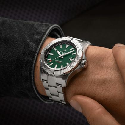Breitling Avenger Automatik 42 Edelstahl grünes Zifferblatt Metallband – Herrenuhren Uhr mit Datum aus Edelstahl. Das Gehäuse ist rund und silber. Das Edelstahlarmband ist silber. Das Zifferblatt ist ein Index in grün. – Ansicht 5
