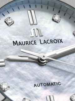 Maurice Lacroix Aikon Automatik Edelstahl 35mm weißes Zifferblatt Metallband – Damenuhren Uhr mit Datum aus Edelstahl. Das Gehäuse ist rund und silber. Das Edelstahlarmband ist silber. Das Zifferblatt ist ein Index in weiß. – Ansicht 2
