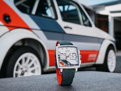 Union Glashütte Averin Chronograph Sachsen Classic 2026 Limited Edition Automatik Edelstahl 41mm graues Zifferblatt rotes Kautschukband und graues Lederband – Herrenuhren Chronograph aus Edelstahl, Kautschuk und Leder. Das Gehäuse ist quadratisch und silber. Das Lederarmband ist grau. Das Zifferblatt ist ein Index in grau. – Ansicht 14