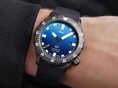 Sinn Spezialuhren U1 S Roller Limited Edition - Chemnitz Kulturhauptstadt2025 - Automatik U-Boot-Stahl 44mm blaues Zifferblatt schwarzes Kautschukband – Herrenuhren Uhr mit Datum aus Edelstahl, Kautschuk, Metall und PVD beschichtet. Das Gehäuse ist rund und schwarz. Das Kautschuk / Kunststoff / Silikon Armband ist schwarz. Das Zifferblatt ist ein Index in blau. – Ansicht 9