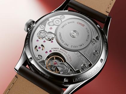 Oris Artelier Calibre 113 Year of the Horse Handaufzug Edelstahl 43mm rotes Zifferblatt braunes Lederband limitiert – Herrenuhren Uhr mit Datum aus Edelstahl und Leder. Das Gehäuse ist rund und silber. Das Lederarmband ist braun. Das Zifferblatt ist arabisch Index und rot. – Ansicht 8