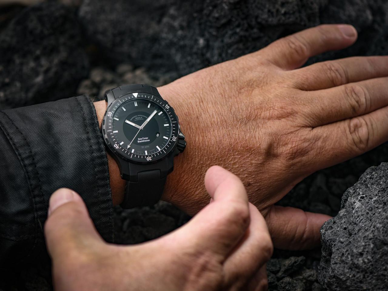 Mühle Glashütte Sea-Timer Blackmotion Automatik Edelstahl PVD-Schwarz 44mm schwarzes Zifferblatt schwarzes Kautschukband – Herrenuhren Uhr mit Datum aus Edelstahl, PVD beschichtet und Titancarbid beschichtet. Das Gehäuse ist rund und schwarz. Das Kautschuk / Kunststoff / Silikon Armband ist schwarz. Das Zifferblatt ist ein Index in schwarz. – Ansicht 5