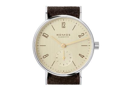 Nomos Glashütte Tangente 33 Karat Handaufzug Edelstahl 33mm vergoldetes Zifferblatt braunes Lederband Glasboden – Damenuhren Uhr ohne Datum aus Edelstahl und Leder. Das Gehäuse ist rund und silber. Das Lederarmband ist braun. Das Zifferblatt ist arabisch Index und gelbgold. – Ansicht 3