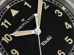 Hamilton Khaki Field Quartz Edelstahl 33mm schwarzes Zifferblatt grünes NATO-Textilband – Damenuhren Uhr ohne Datum aus Edelstahl. Das Gehäuse ist rund und grau. Das Textilarmband ist grün. Das Zifferblatt ist ein Index in schwarz. – Ansicht 3