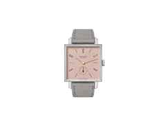 Nomos Glashütte Tetra Petit Four Perle Handaufzug Edelstahl 29mm rosafarbenes Zifferblatt graues Lederband Glasboden – Damenuhren Uhr ohne Datum aus Edelstahl. Das Gehäuse ist quadratisch und silber. Das Lederarmband ist grau. Das Zifferblatt ist arabisch Index und rosa.