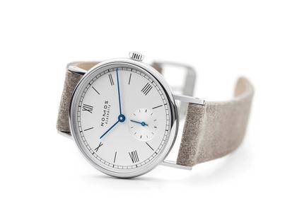 Nomos Glashütte Ludwig 33 Handaufzug Edelstahl weißes Zifferblatt braunes Lederband Stahlboden – Damenuhren Uhr ohne Datum aus Edelstahl und Leder. Das Gehäuse ist rund und silber. Das Lederarmband ist beige. Das Zifferblatt ist römisch Index und weiß. – Ansicht 3