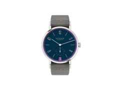 Nomos Glashütte Tangente 38 Datum "175 Years Watchmaking - Nachtgesang" Handaufzug Edelstahl blaues Zifferblatt graues Textilband Glasboden – Herrenuhren Uhr mit Datum aus Edelstahl. Das Gehäuse ist rund und silber. Das Textilarmband ist grau. Das Zifferblatt ist arabisch Index und blau.