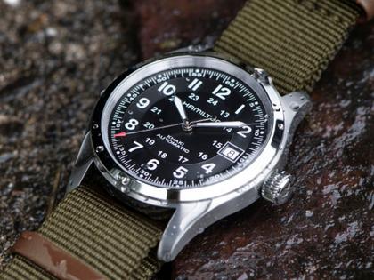 Hamilton Khaki Field Call of Duty Automatik Edelstahl 38mm schwarzes Zifferblatt olivgrünes Textilband Limited Edition – Herrenuhren Uhr mit Datum aus Edelstahl und Leder. Das Gehäuse ist rund und silber. Das Textilarmband ist grün. Das Zifferblatt ist arabisch und schwarz. – Ansicht 4