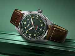 Alpina Startimer Pilot Automatik Edelstahl 40mm graues Zifferblatt braunes Lederband – Herrenuhren Uhr mit Datum aus Edelstahl und Leder. Das Gehäuse ist rund und silber. Das Lederarmband ist braun. Das Zifferblatt ist arabisch Index und grau. – Ansicht 4