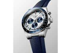 Longines Conquest Chronograph Automatik Edelstahl 42mm weiß-blaues Zifferblatt blaues Kautschukband – Herrenuhren Chronograph aus Edelstahl, Kautschuk und Keramik. Das Gehäuse ist rund und silber. Das Kautschuk / Kunststoff / Silikon Armband ist blau. Das Zifferblatt ist ein Index in weiß. – Ansicht 2