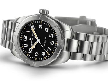 Hamilton Khaki Field Expedition Automatik Edelstahl 37mm schwarzes Zifferblatt Metallband – Herrenuhren Uhr ohne Datum aus Edelstahl. Das Gehäuse ist rund und silber. Das Edelstahlarmband ist silber. Das Zifferblatt ist arabisch und schwarz. – Ansicht 2