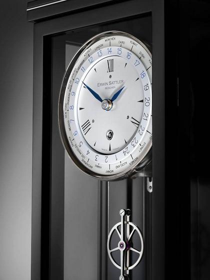 Erwin Sattler Seilzug Regulator Wanduhr Classica W 60 M schwarz Weltzeitanzeige – Großuhren Wanduhr aus . Das Gehäuse ist rechteckig und schwarz. Das Zifferblatt ist römisch Index und silber. – Ansicht 2