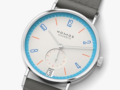 Nomos Glashütte Tangente 38 Datum "175 Years Watchmaking - Peace" Handaufzug Edelstahl cremeweißes Zifferblatt graues Textilband Glasboden – Herrenuhren Uhr mit Datum aus Edelstahl. Das Gehäuse ist rund und silber. Das Textilarmband ist grau. Das Zifferblatt ist arabisch Index und beige. – Ansicht 4