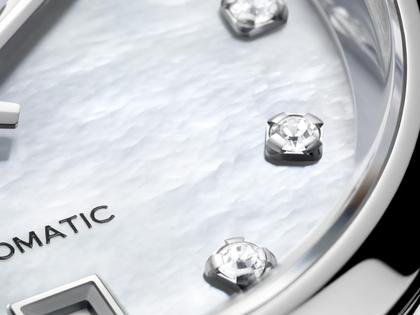 TAG Heuer Carrera Date Automatik Edelstahl 29mm weißes Perlmutt-Zifferblatt mit Brillanten Metallband – Damenuhren Uhr mit Datum aus Edelstahl. Das Gehäuse ist rund und silber. Das Edelstahlarmband ist silber. Das Zifferblatt ist ein Index in weiß. – Ansicht 3