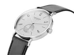 Nomos Glashütte Tangente 39 neomatik Platingrau Automatik 39mm silberfarbenes Zifferblatt schwarzes Lederband Glasboden – Herrenuhren Uhr ohne Datum aus Edelstahl. Das Gehäuse ist rund und silber. Das Lederarmband ist schwarz. Das Zifferblatt ist arabisch Index und grau. – Ansicht 3