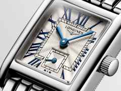 Longines DolceVita   Mini Quarz Edelstahl 22x29mm silbernes Zifferblatt Metallband – Damenuhren Uhr ohne Datum aus Edelstahl. Das Gehäuse ist rechteckig und silber. Das Edelstahlarmband ist silber. Das Zifferblatt ist römisch und silber. – Ansicht 2