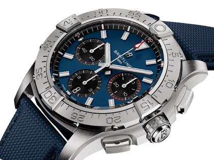 Breitling Avenger B01 Chronograph 42 Automatik Edelstahl 42mm blaues Zifferblatt Metallband – Herrenuhren Chronograph aus Edelstahl. Das Gehäuse ist rund und silber. Das Edelstahlarmband ist silber. Das Zifferblatt ist ein Index in blau. – Ansicht 3