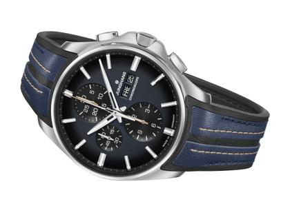 Junghans Meister S Chronoscope Automatik Edelstahl 45mm blaues Zifferblatt blaues Kautschukband – Herrenuhren Chronograph aus Edelstahl, Kautschuk und Leder. Das Gehäuse ist rund und silber. Das Kautschuk / Kunststoff / Silikon Armband ist schwarz. Das Zifferblatt ist ein Index in blau. – Ansicht 2