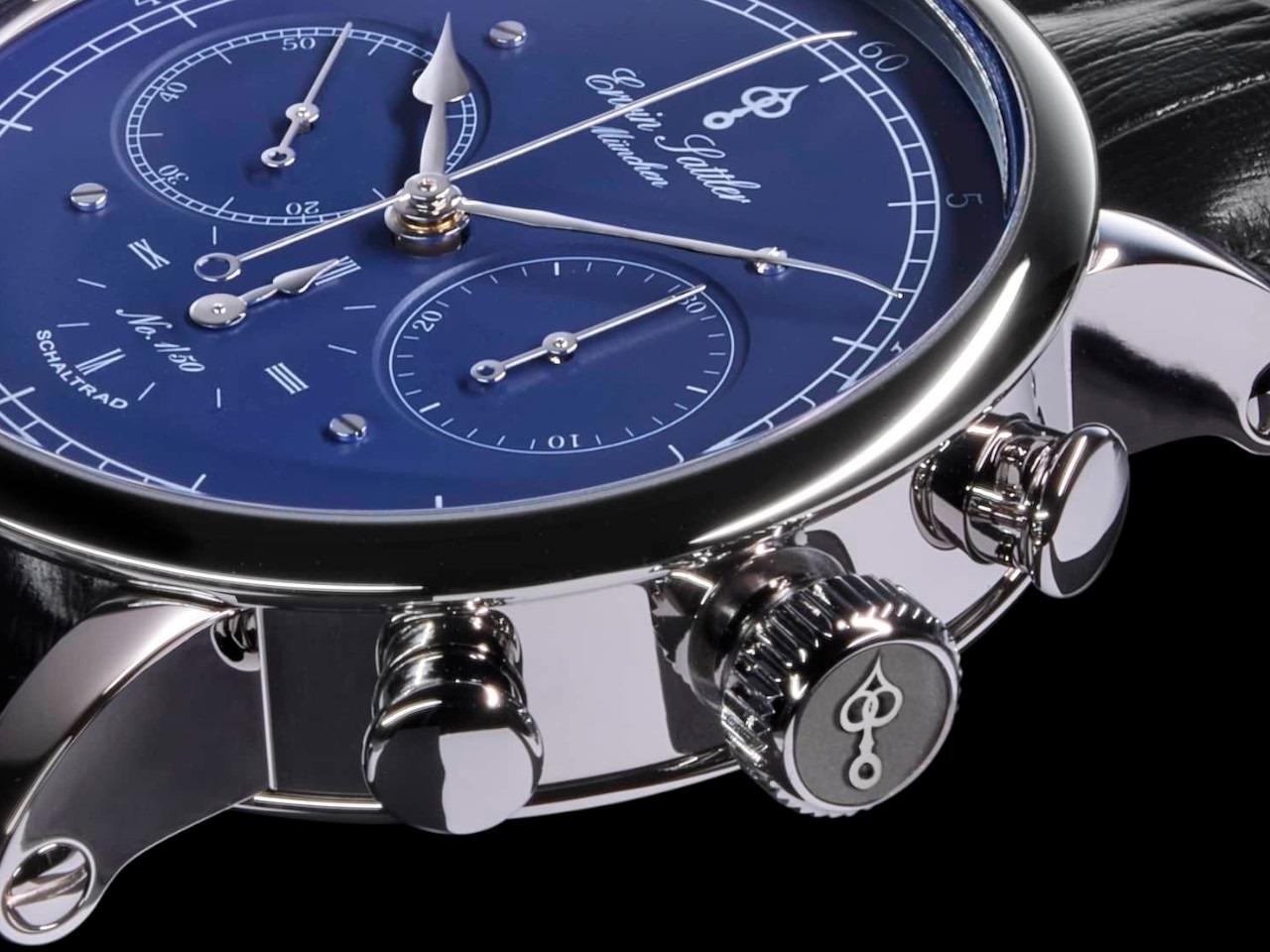 Erwin Sattler Chronograph III S Automatik Edelstahl 44mm blaues Zifferblatt schwarzes Lederband limitiert – Herrenuhren Chronograph aus Edelstahl und Leder. Das Gehäuse ist rund und silber. Das Lederarmband ist schwarz. Das Zifferblatt ist ein Index in blau. – Ansicht 3
