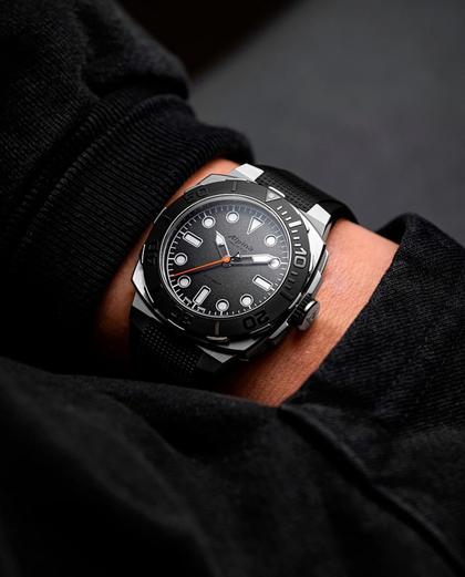 Alpina Seastrong Diver Extreme Automatik Edelstahl 39mm schwarzes Zifferblatt schwarzes Kautschukband Special Edition – Herrenuhren Uhr ohne Datum aus Edelstahl und Kautschuk. Das Gehäuse ist rund und silber. Das Kautschuk / Kunststoff / Silikon Armband ist schwarz. Das Zifferblatt ist ein Index in schwarz. – Ansicht 6