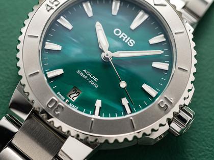 Oris X Bracenet Aquis Date Automatik 36,5mm Edelstahl grünes Zifferblatt Metallband – Damenuhren Uhr mit Datum aus Edelstahl. Das Gehäuse ist rund und silber. Das Edelstahlarmband ist silber. Das Zifferblatt ist ein Index in grün. – Ansicht 4