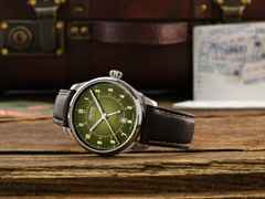 Union Glashütte Belisar GMT Automatik Edelstahl 41mm grünes Zifferblatt braunes Lederband – Herrenuhren Uhr mit Datum aus Edelstahl und Leder. Das Gehäuse ist rund und silber. Das Lederarmband ist braun. Das Zifferblatt ist ein Index in grün. – Ansicht 2