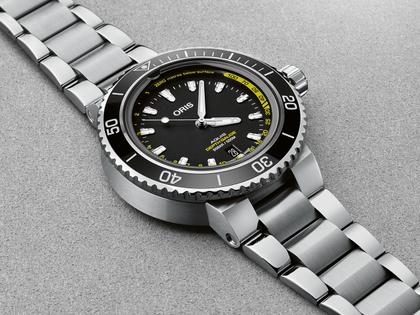 Oris Aquis Depth Gauge Automatik Edelstahl 46mm schwarzes Zifferblatt Metallband – Herrenuhren Uhr mit Datum aus Edelstahl. Das Gehäuse ist rund und silber. Das Edelstahlarmband ist silber. Das Zifferblatt ist ein Index in schwarz. – Ansicht 2